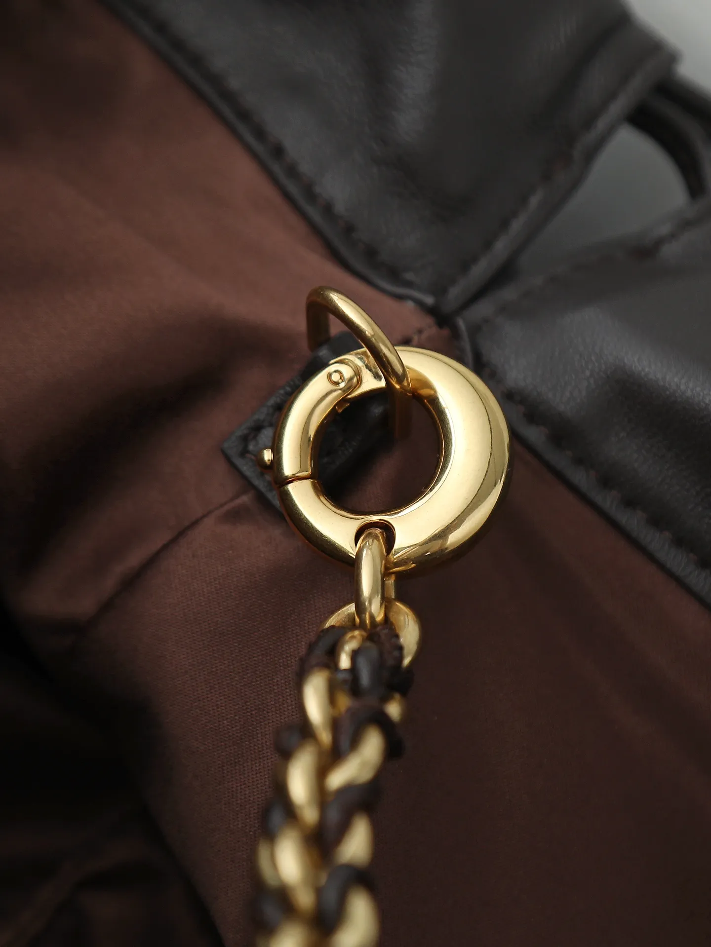 p1600. BOTTEGA VENETA 2025 new women's Dustbag Notte clutch. Dustbag, which has been very popular since its launch, has a chain clause! ! The hand-carrying method is reminiscent of the classic bag type Pouch , light and elegant, the retained drawstring design can be used as a bag, and the chain is longer, which is very suitable for sisters who like to carry their hands cross-body with their hands free. No matter which way you carry it, you can change the way you carry it according to the occasion and your mood of the day, which can make the overall outfit more fashionable🪄🪄The body of the bag has also been widened. It is the rainy season and the weather is hot, so it can easily accommodate small umbrellas and water bottles. The interior is made of nylon, which is light and comfortable to carry, and is very suitable for summer use. Style number: 839394 Size: 33*19*8cm